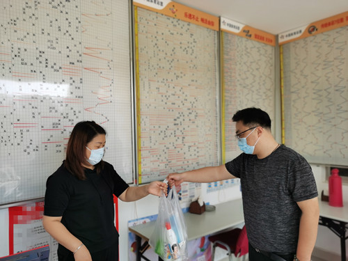 盐城市体彩中心为网点发放防疫物资_副本.jpg