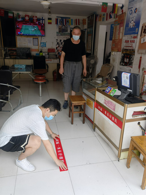 抗击疫情 苏州体彩人共同努力-张家港张贴一米线_副本.jpg 抗击疫情 苏州体彩人共同努力-张家港张贴一米线_副本.jpg