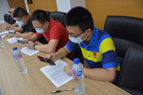 苏州体彩志愿者全力以赴辅助社区做好全员核酸预约登记演练 (2)_副本.jpg 苏州体彩志愿者全力以赴辅助社区做好全员核酸预约登记演练 (2)_副本.jpg