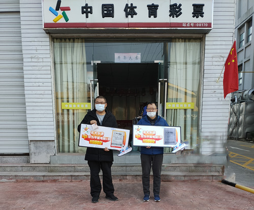 一天连中两台华为平板   淮安体彩购彩者乐享“炫彩大乐透” (1)_副本.jpg