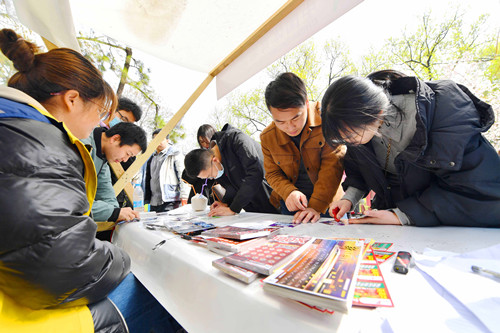 年轻人在南京玄武湖樱花节现场体验体彩即开票_副本.jpg 年轻人在南京玄武湖樱花节现场体验体彩即开票_副本.jpg