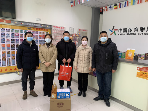 牢记公益使命 淮安体彩开展节前走访慰问活动 (1)_副本.jpg 牢记公益使命 淮安体彩开展节前走访慰问活动 (1)_副本.jpg