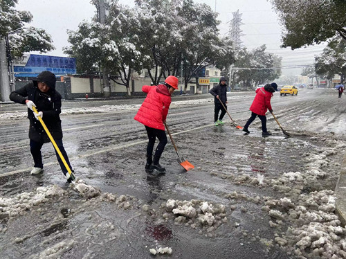 溧阳体彩人寒冬公益扫雪助力出行_副本.jpg