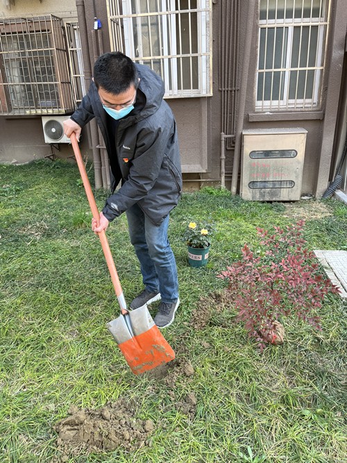 弘扬雷锋精神 志愿植树添绿——南通体彩开展义务植树活动2_副本.jpg