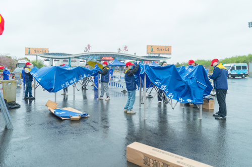 常州体彩为高速执勤人员搭建帐篷1.jpg 常州体彩为高速执勤人员搭建帐篷1.jpg