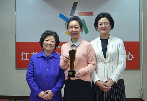 省妇儿会为江苏体彩颁发奖杯_副本.jpg 省妇儿会为江苏体彩颁发奖杯_副本.jpg