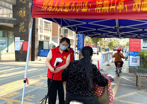 王婧参与抗疫志愿者工作_副本.jpg