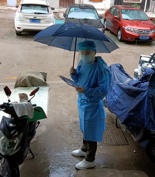 齐心抗疫 南通体彩在行动——市体彩中心职工积极参与疫情防控志愿服务_副本.jpg