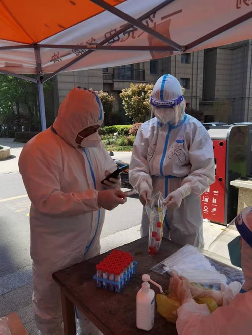 齐心抗疫 南通体彩在行动——市体彩中心职工积极参与疫情防控志愿服务1_副本.jpg