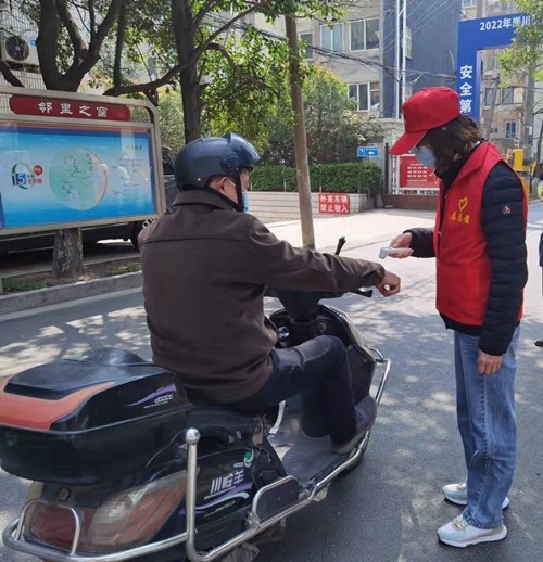 齐心抗疫 南通体彩在行动——市体彩中心职工积极参与疫情防控志愿服务3_副本.jpg