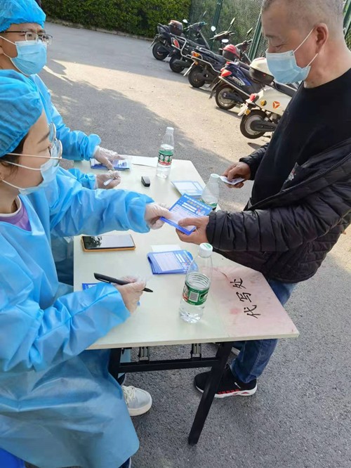 齐心抗疫 南通体彩在行动——市体彩中心职工积极参与疫情防控志愿服务8_副本.jpg