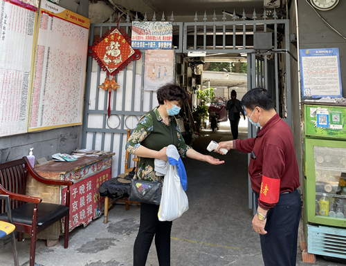 做个“守门员”,南京体彩业主同心抗疫从小事做起1_副本.jpg 做个“守门员”,南京体彩业主同心抗疫从小事做起1_副本.jpg