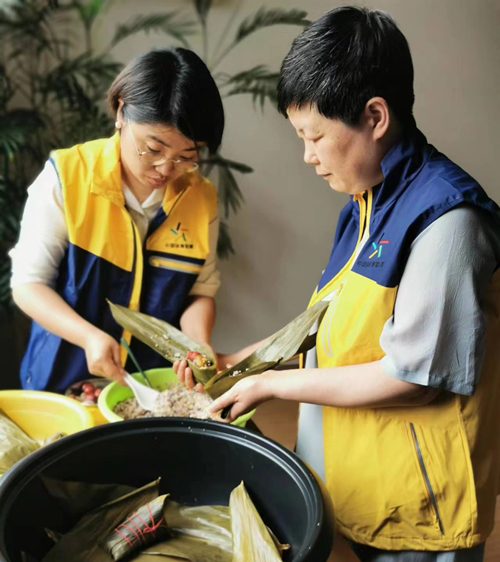 端午粽飘香 体彩微光行”——苏州张家港市体育彩票管理中心走进阳光残疾人之家2_副本.jpg