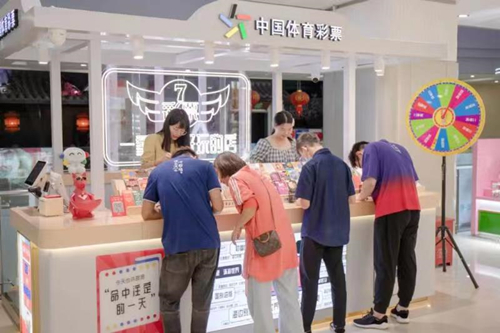 南京90后新彩友中出顶呱刮“爱跑”10万元 (2)_副本.jpg