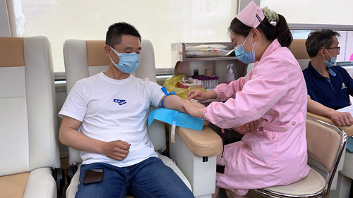 淮安体彩党员干部作表率 志愿服务献热血 (1)_副本.jpg