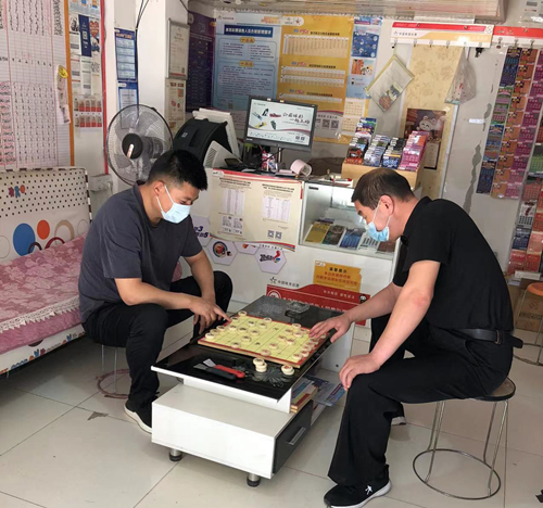 象棋高手汇聚一堂 连云港体彩棋王争霸赛火热进行中 (1)_副本.jpg 象棋高手汇聚一堂 连云港体彩棋王争霸赛火热进行中 (1)_副本.jpg