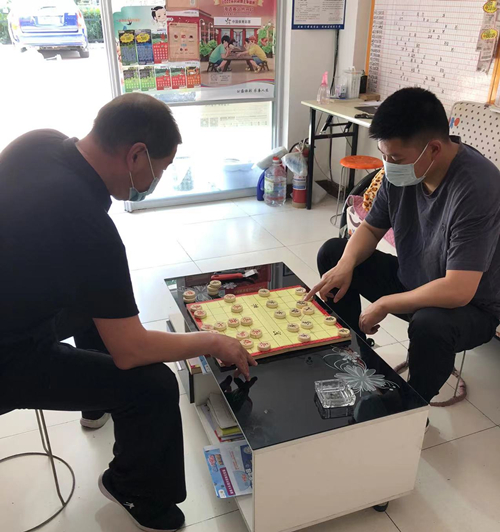 象棋高手汇聚一堂 连云港体彩棋王争霸赛火热进行中 (2)_副本.jpg 象棋高手汇聚一堂 连云港体彩棋王争霸赛火热进行中 (2)_副本.jpg