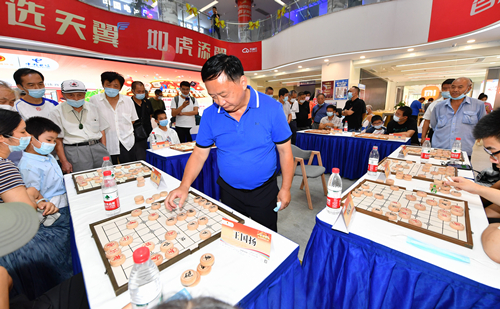 好运“弈棋”来 象棋大师徐天红“空降”体彩民间棋王赛现场3_副本.jpg
