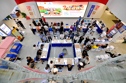 好运“弈棋”来 象棋大师徐天红“空降”体彩民间棋王赛现场4_副本.jpg