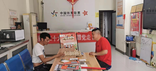 “棋”光异彩 致力公益 体彩店里选棋王照片_副本.jpg