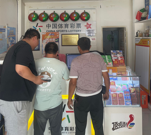 连云港购彩者喜中7位数特等奖1注 幸运收获奖金500万元3_副本.jpg