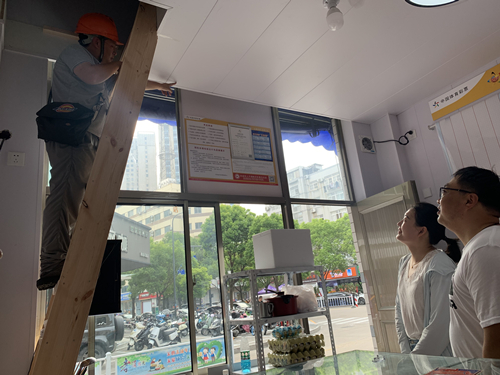 盐城“体彩——电信服务先锋队”帮助网点灾后重建_副本.jpg 盐城“体彩——电信服务先锋队”帮助网点灾后重建_副本.jpg