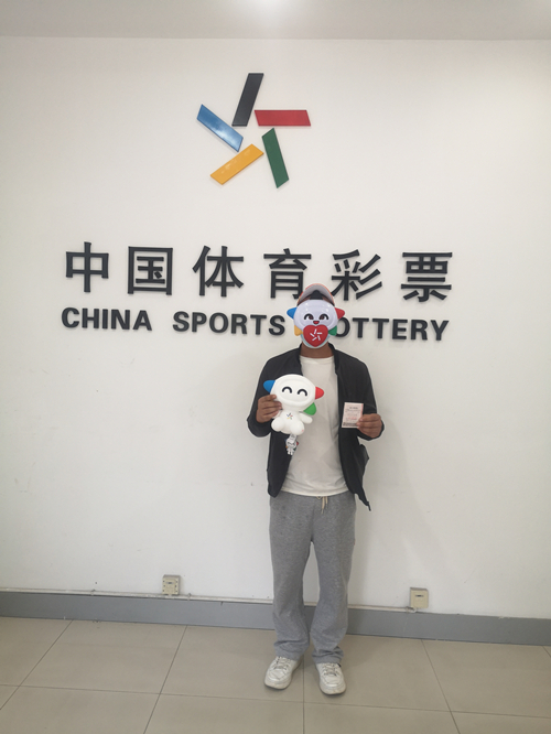 跟着感觉走 常熟购彩者喜中“排列5”十万元大奖 (2)_副本.jpg