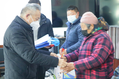 宿迁体彩开展微光行动之“公益体彩 爱心暖冬”活动图片2_副本.jpg