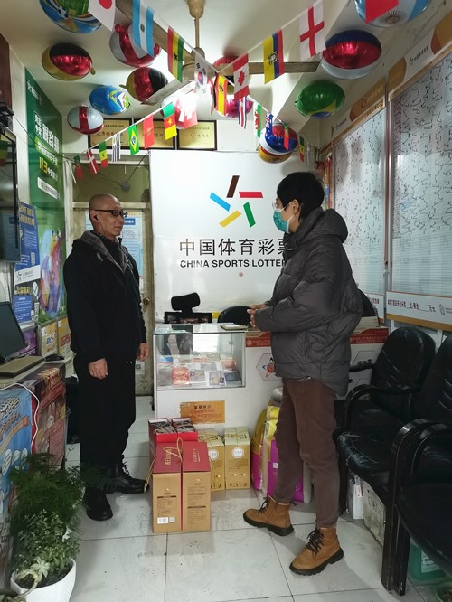 微光行动暖人心 连云港东海体彩走访慰问困难网点 (1)_副本.jpg