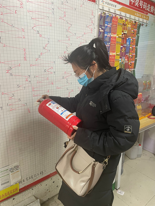 连云港体彩党支部开展体彩网点安全生产志愿服务 (4)_副本.jpg