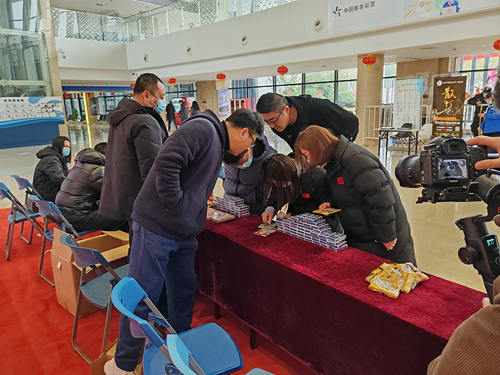 扬州体彩党支部组织开展微光行动“体彩新春季 瑞兔呈祥送好彩”新春地推活动 (1)_副本.jpg