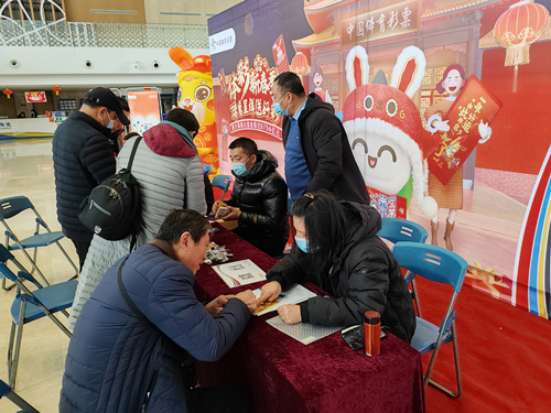 扬州体彩党支部组织开展微光行动“体彩新春季 瑞兔呈祥送好彩”新春地推活动 (3)_副本.jpg