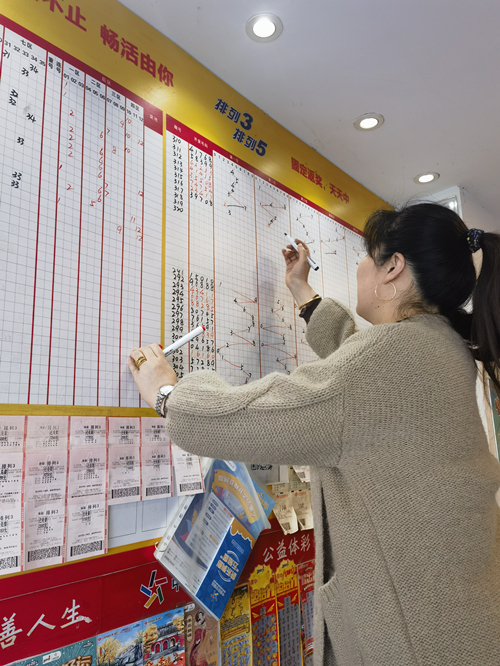 用爱心铸就体彩公益 记3201001433网点业主徐红3_副本.jpg