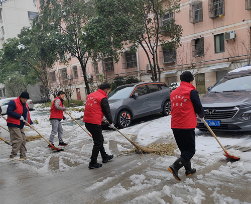 吹响扫雪铲冰“集结号” 扬州体彩党支部“志愿红”扫雪除冰送温暖 (2)_副本.jpg