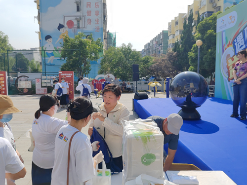 党建引领 扬州市体彩中心党支部开展“6.16”彩民节线下活动 (2)_副本.jpg