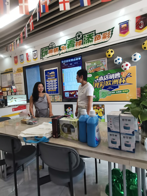 连云港东海体彩开展“夏日送清凉”活动 慰问一线销售员 (5)_副本.jpg