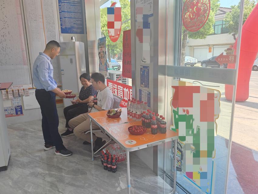 扬州高邮喜中体彩大乐透1166万大奖 网点业主李长龙与大乐透同迎“十八岁” (2).jpg