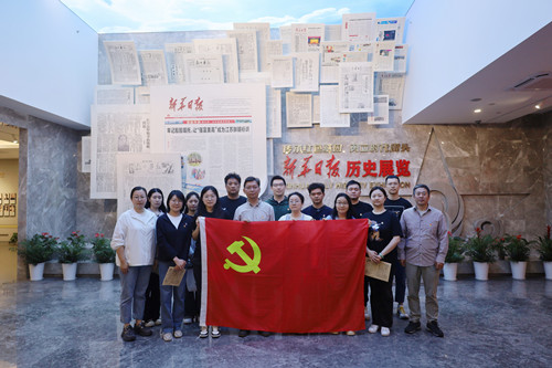 南京市体彩中心党支部组织全体党员参观新华日报报史馆1_副本.jpg