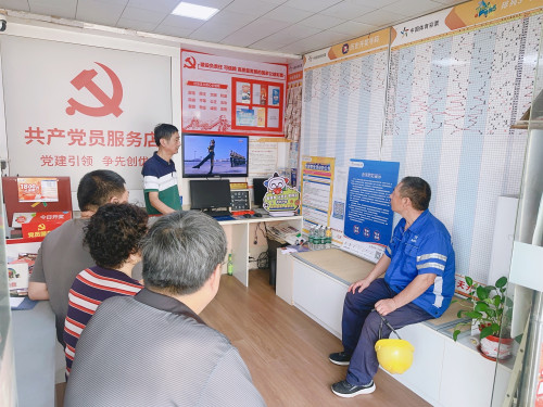 铭记历史 弘扬爱国情——扬州体彩党员服务店组织观看中国人民抗日战争暨世界反法西斯战争胜利80周日大会 (3)_副本.jpg