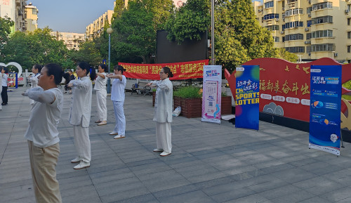 “迈开步 动出彩”！扬州体彩走进社区助力全民健身为体育强国注入健康活力 (5)_副本.jpg