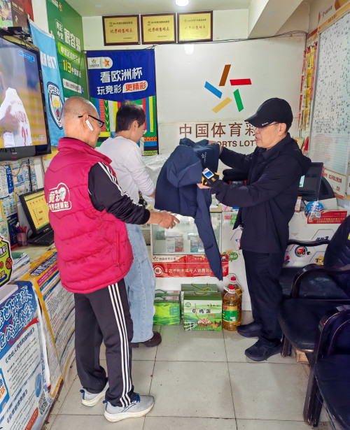 双节前安全检查筑防线 慰问走访暖人心——连云港东海体彩以“组合拳”护航节日销售 (7)_副本.jpg