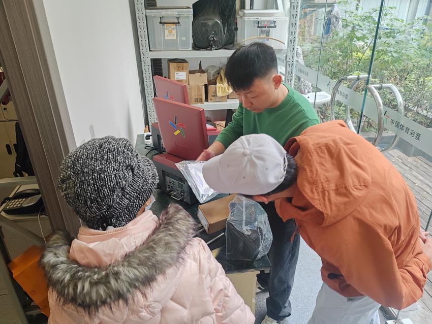 工欲善其事 必先利其器 扬州体彩有序开展销售网点终端机更新工作 (1).jpg