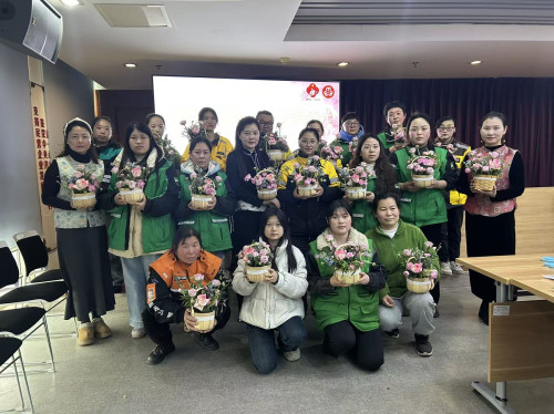 公益体彩暖人心 致敬巾帼骑手——苏州体彩支持三八妇女节外卖女骑手慰问活动_副本.jpg