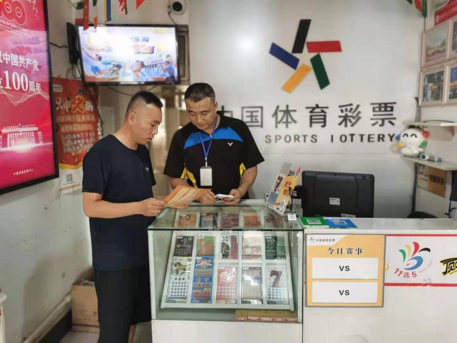 商店外的墙上挂着人的照片上写着字

中度可信度描述已自动生成