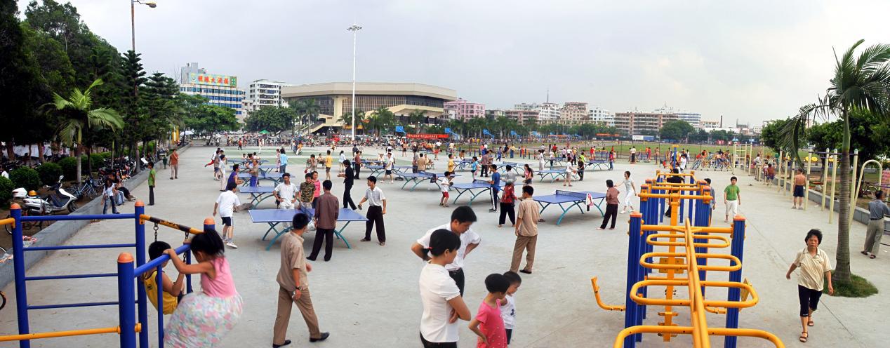 茂名全民健身广场热闹的健身场景