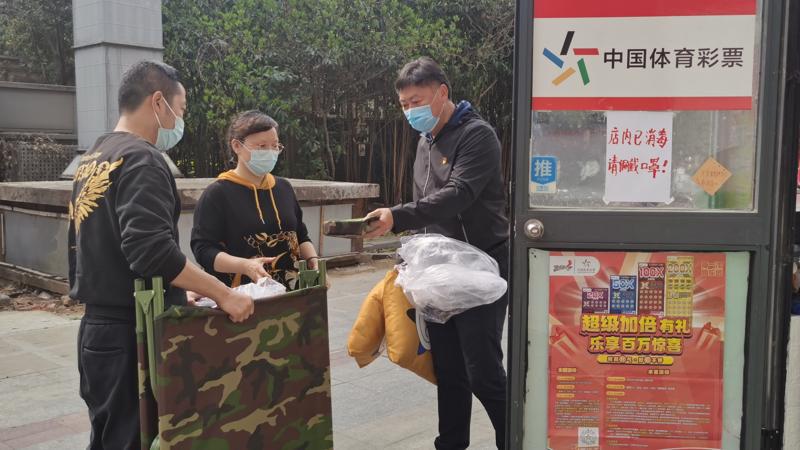 南京体彩给网点送物资