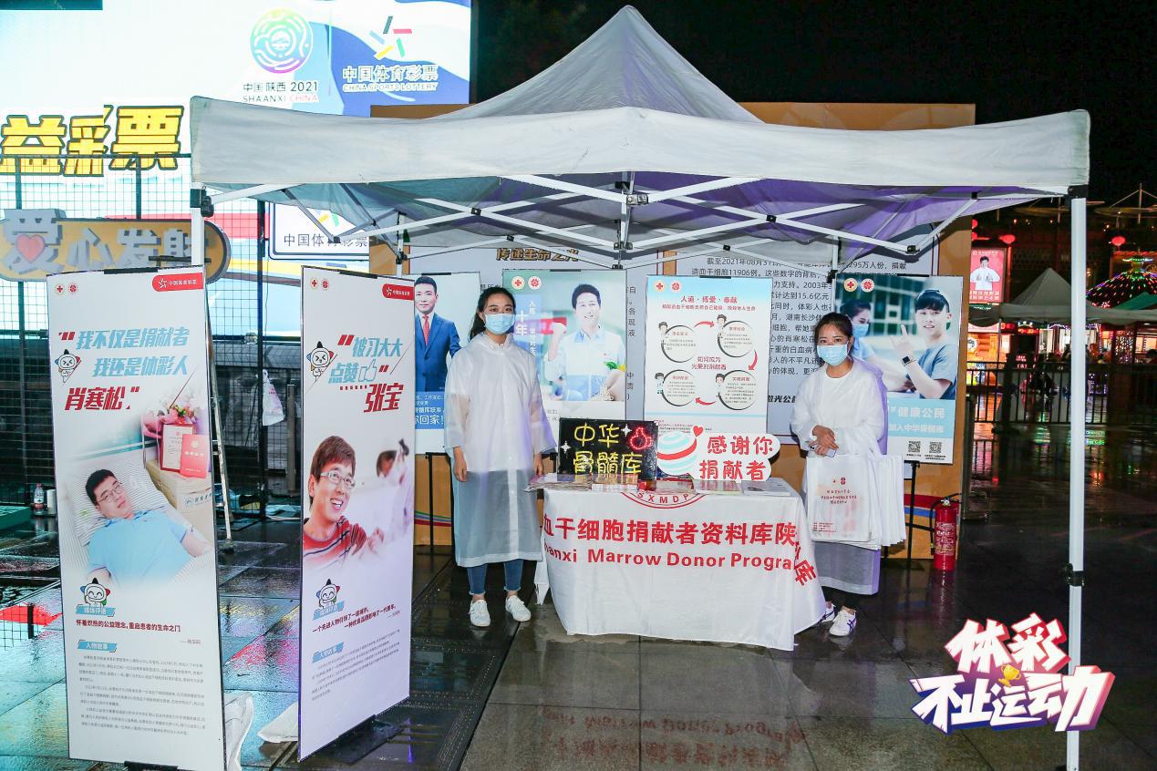 商店的玻璃橱窗上贴着许多海报

低可信度描述已自动生成