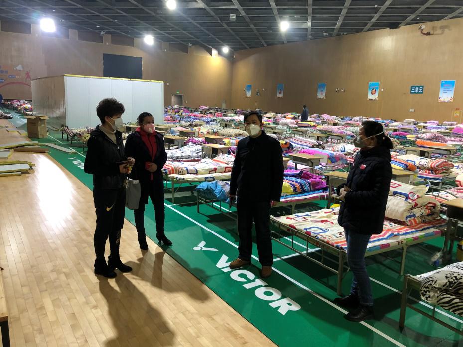 C:\Users\DELL\Documents\WeChat Files\wxid_m52mv1q14x9711\FileStorage\TempFromPhone\洪山中心抗疫图片\2.中心领导\2.2月5日,主任冯金荣、副主任朱贵容,带领办公室主任胡晓敏、体育馆馆长王美萍等人,在训练馆讨论落实方舱医院保障工作。.JPG