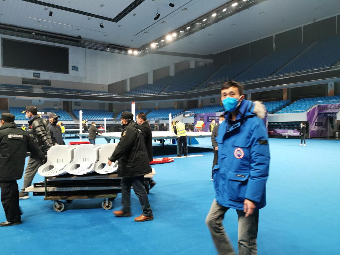 C:\Users\DELL\Documents\WeChat Files\wxid_m52mv1q14x9711\FileStorage\TempFromPhone\洪山中心抗疫图片\3.场地腾退\7.2月3日晚,洪山中心50多名党员干部职工连夜腾退场地.jpg