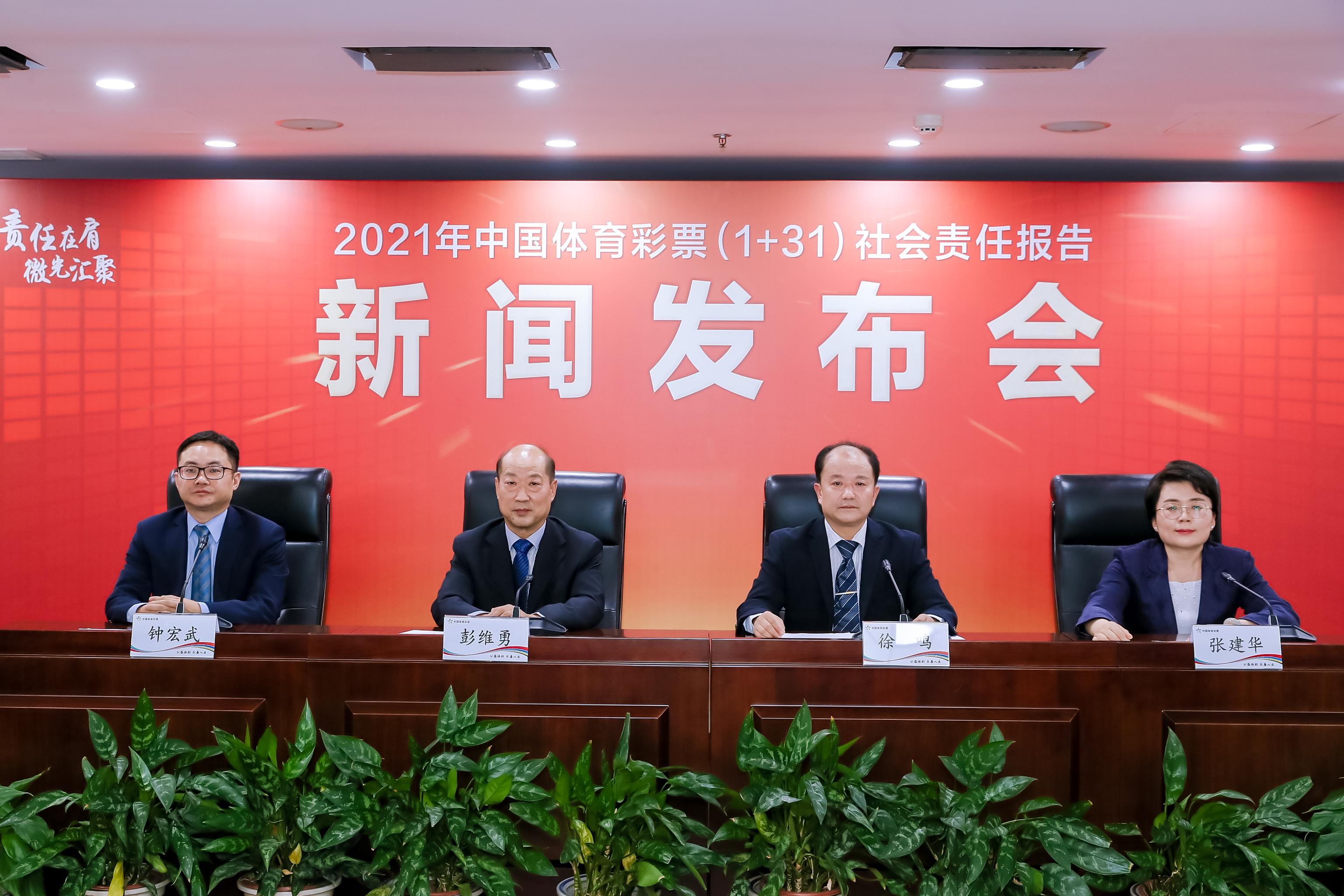 一群人站在电视前

描述已自动生成